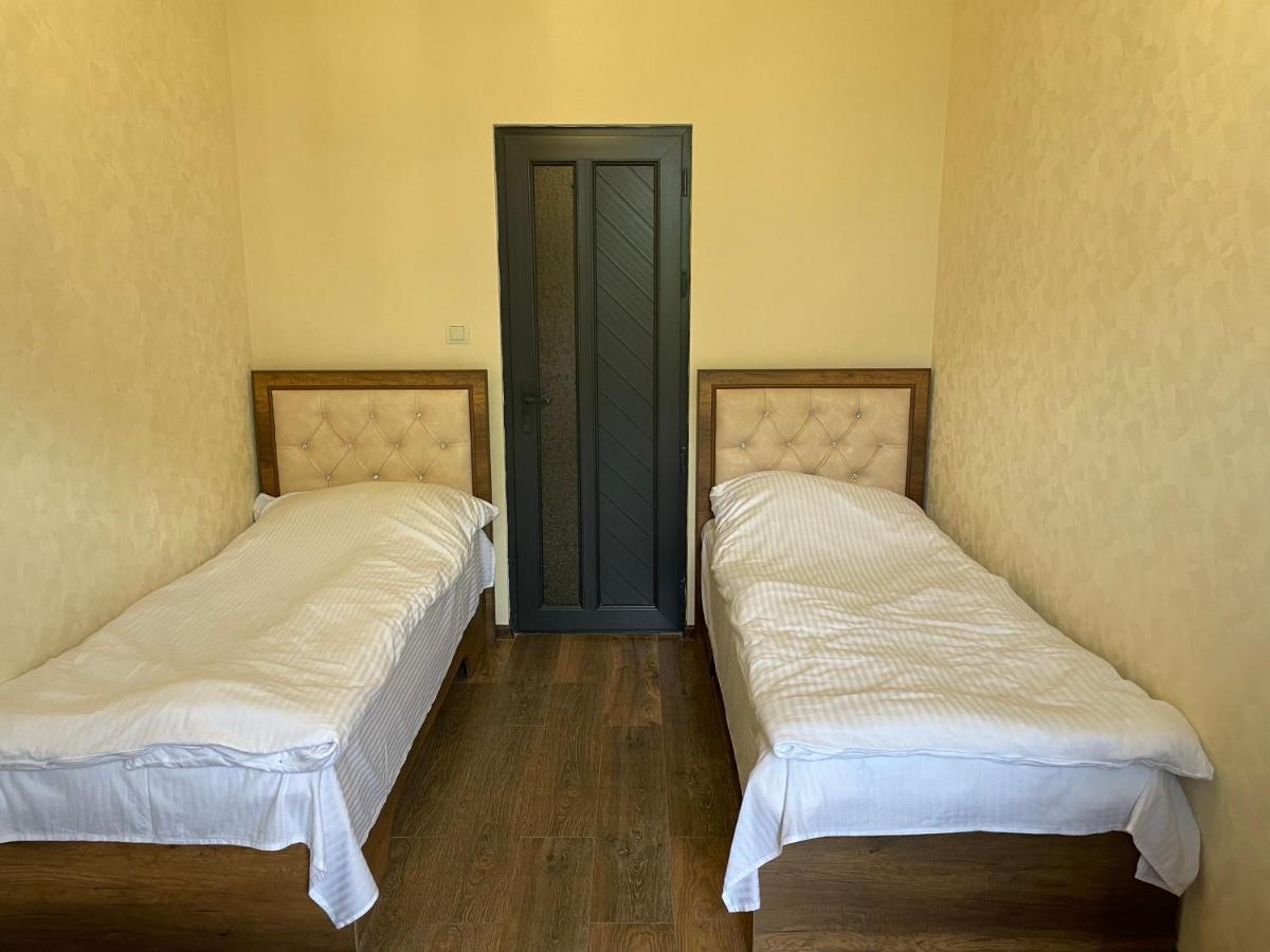 Yolyans Hotel Goris Bagian luar foto