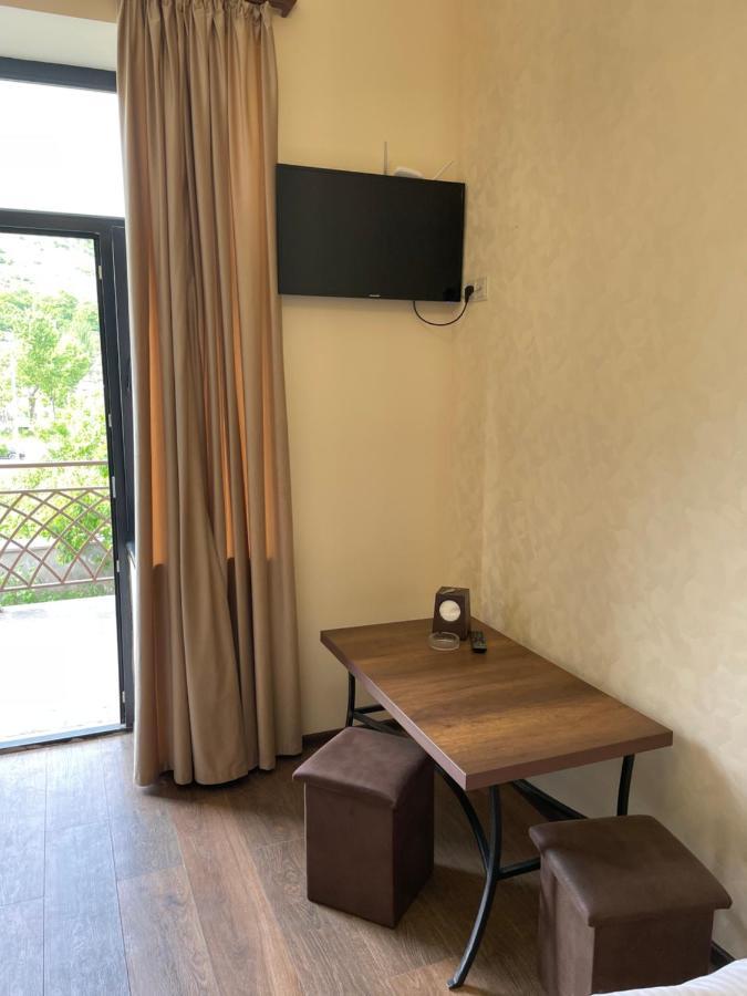 Yolyans Hotel Goris Bagian luar foto