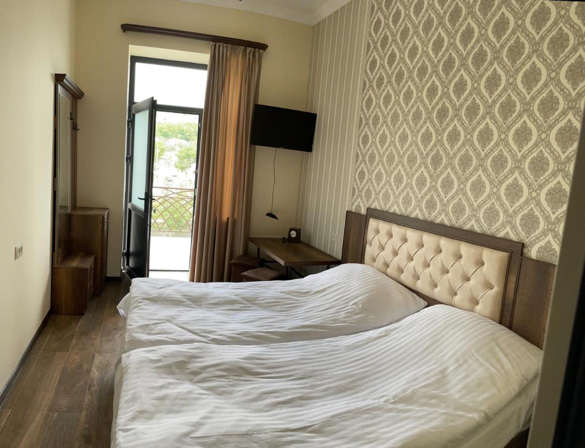 Yolyans Hotel Goris Bagian luar foto