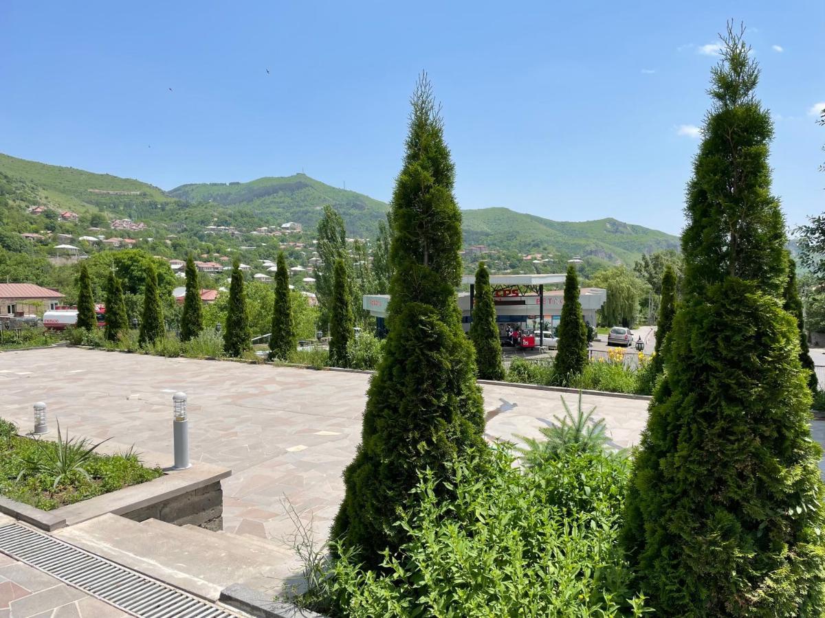 Yolyans Hotel Goris Bagian luar foto