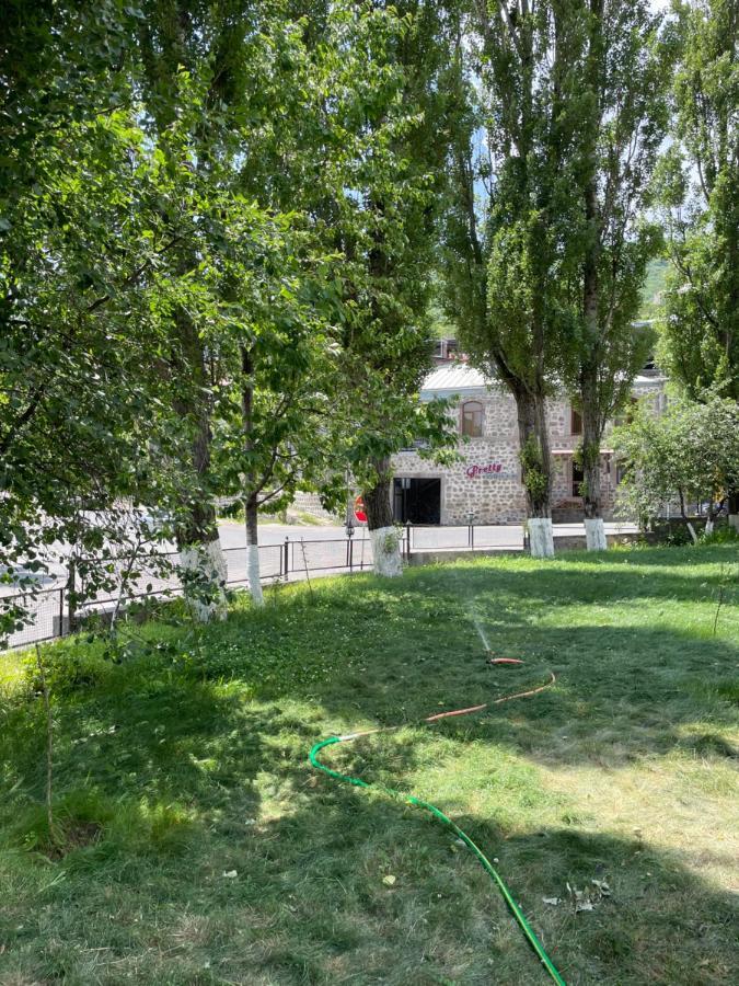 Yolyans Hotel Goris Bagian luar foto